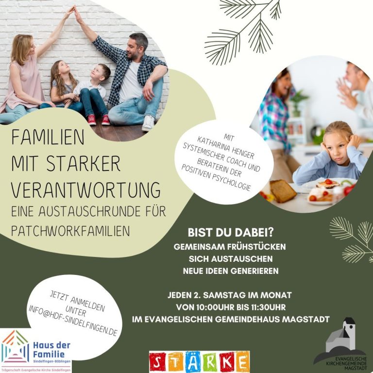 Junge Frau mit langen, blonden Haaren lächelt in einem hellen Raum.