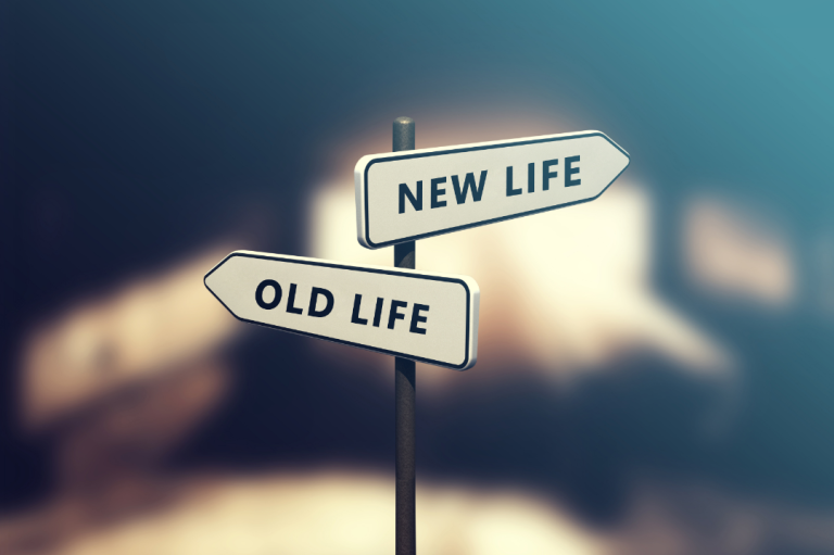 Wegweiser mit den Begriffen "Neues Leben" und "Altes Leben".