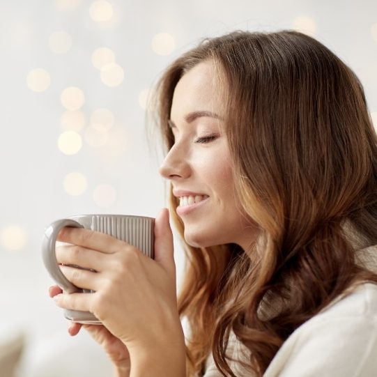 Coaching für Mütter Frau hält genüsslich eine Tasse in der Hand