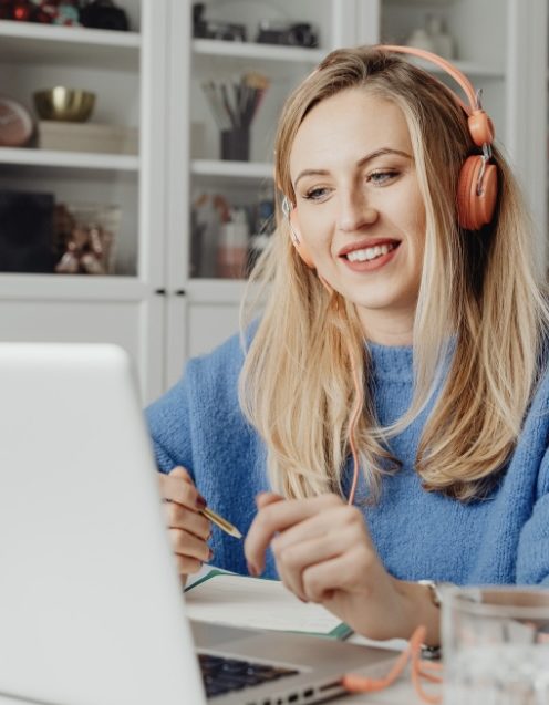 Ein einzelner Stuhl steht in einem leeren Raum mit Lichtstrahlen auf dem Boden.